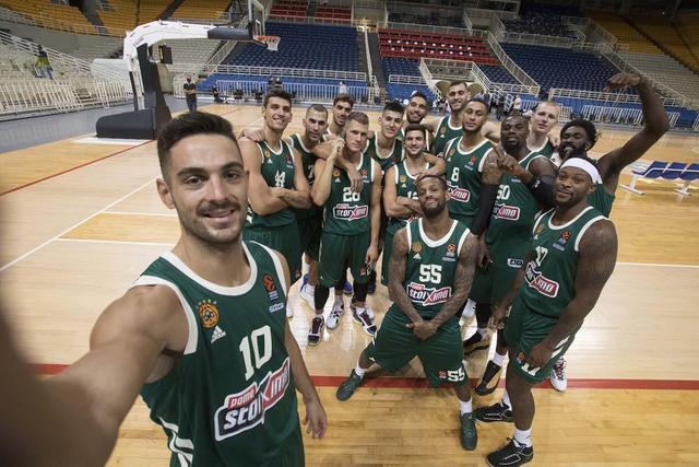 吃鸡动作 吃鸡动作